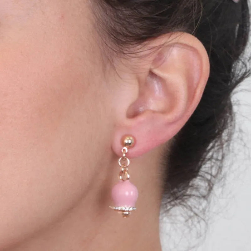 Orecchini in Metallo con campanella portafortuna pendente, impreziosita da smalto rosa e cristalli