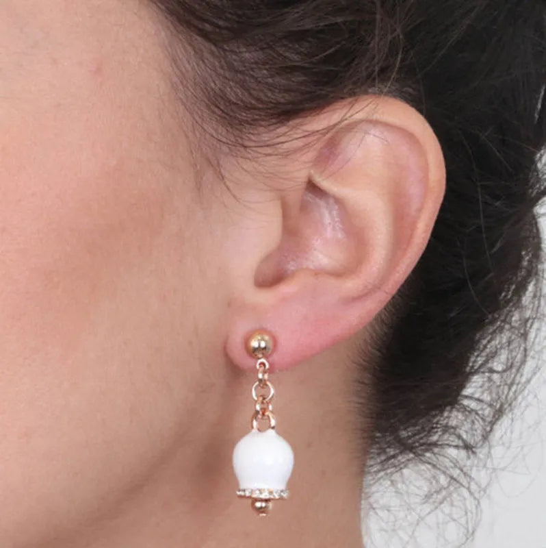 Orecchini in Metallo con campanella portafortuna pendente, impreziosita da smalto bianco e cristalli - BYSIMON gioielli