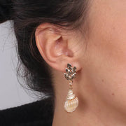 Orecchini in Metallo  con conchiglia pendente