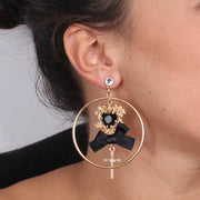 Orecchini in Metallo a cerchio con nastro nero e croce pendente