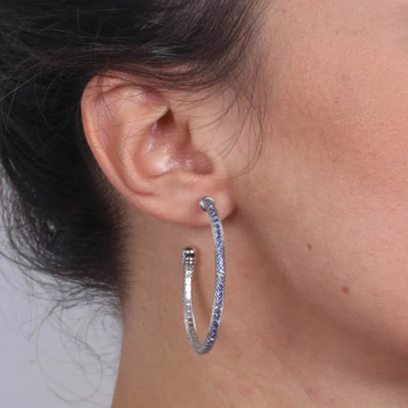 Earrings in rhodium-plated metal with blue crystals