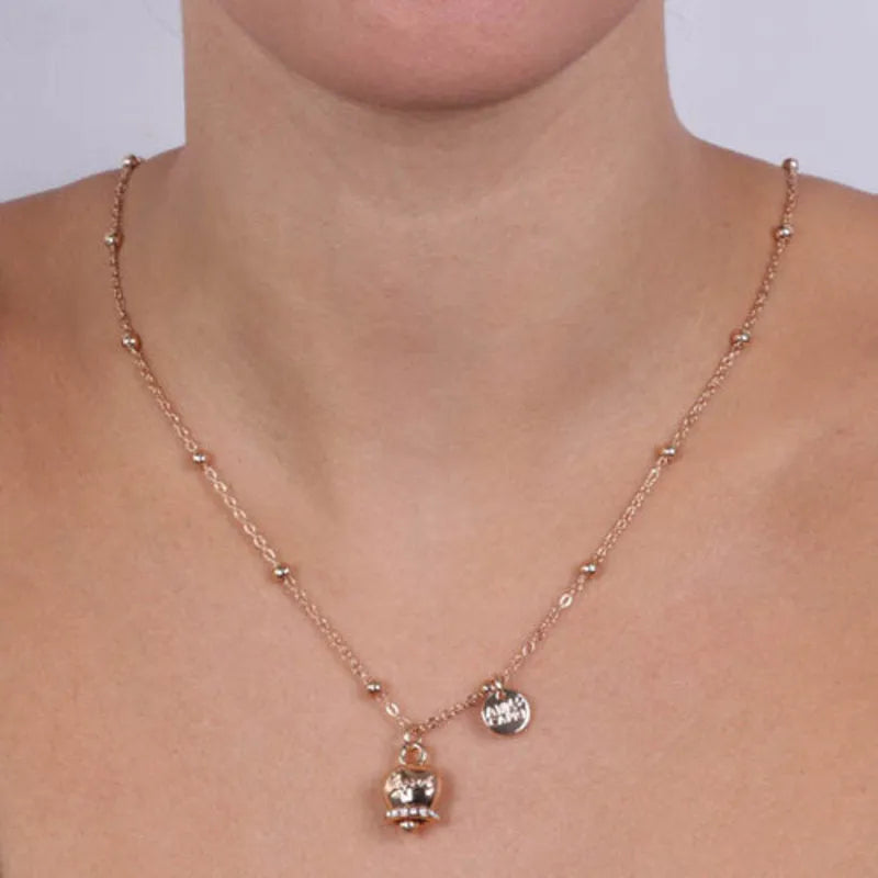 Collana in Metallo con campanella portafortuna pendente impreziosita da cristalli bianchi e scirtta Capri a rilievo - BYSIMON gioielli