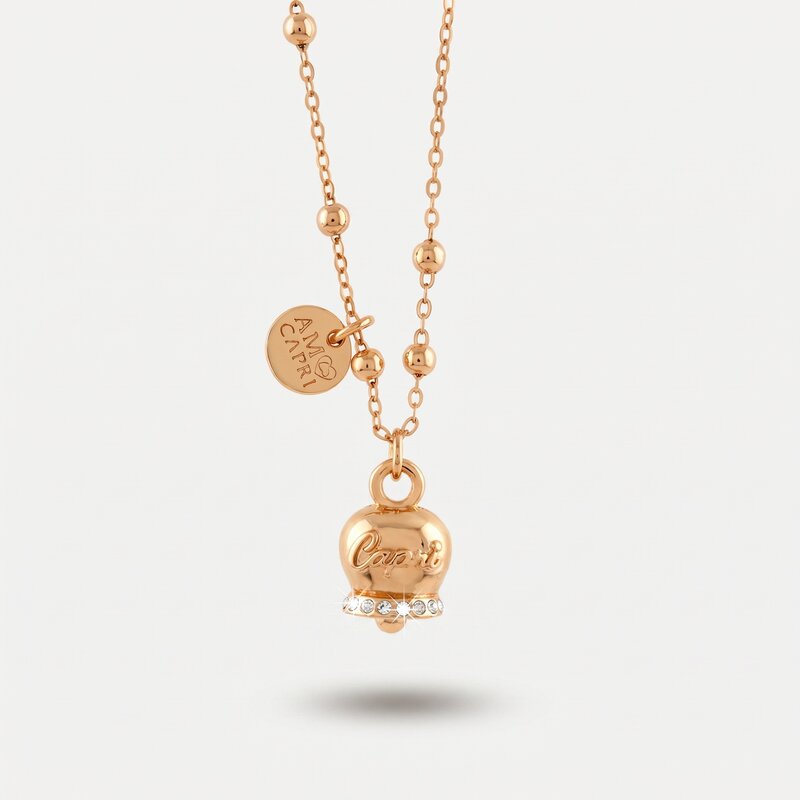 Collana in Metallo con campanella portafortuna pendente impreziosita da cristalli bianchi e scirtta Capri a rilievo - BYSIMON gioielli