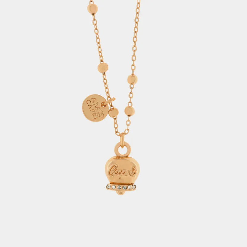 Collana in Metallo con campanella portafortuna pendente impreziosita da cristalli bianchi e scirtta Capri a rilievo - BYSIMON gioielli