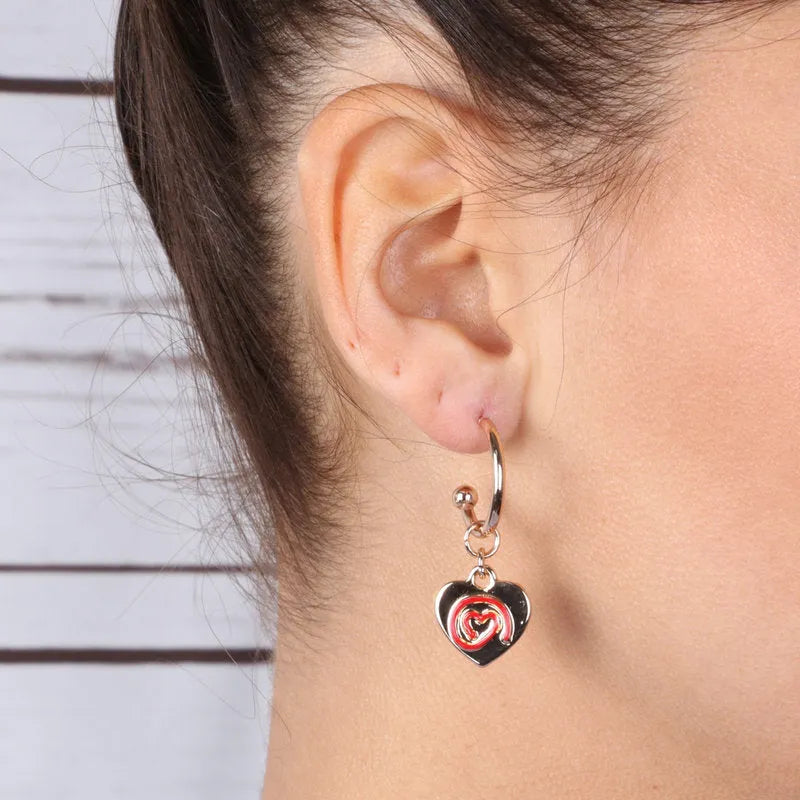 Orecchini in Metallo cerchietto con cuori pendenti in smalto rosso - BYSIMON gioielli