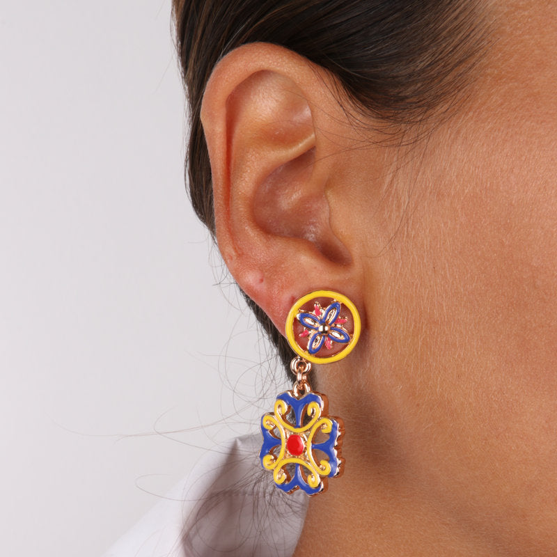 Orecchini in Metallo con maiolica a fiore smaltata blu giallo e rosso - BYSIMON gioielli