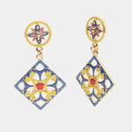 Orecchini in Metallo con maiolica a fiore smaltata blu giallo e rosso - BYSIMON gioielli