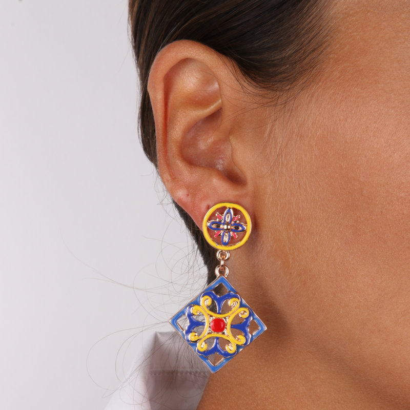 Orecchini in Metallo con maiolica a fiore smaltata blu giallo e rosso - BYSIMON gioielli