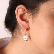 Orecchini in Metallo  campanella con scritta capri in smalto bianco, impreziosita da cristalli