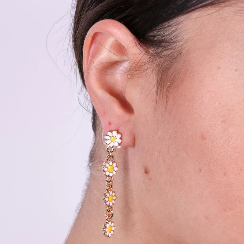 Metal earrings with hanging marguerites