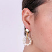 Orecchini in Metallo al lobo catena oro e perle pendenti