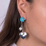 Orecchini in Metallo con fiore azzurro a lobo e cuore pendente