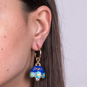 Orecchini in Metallo a cerchio con campanella blu impreziosita da margherite e scritta capri