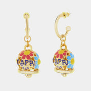 Orecchini in Metallo a cerchio con campanella impreziosita da margherite e scritta capri