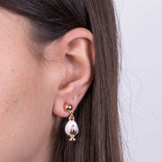 Orecchini in Metallo con pumo bianco