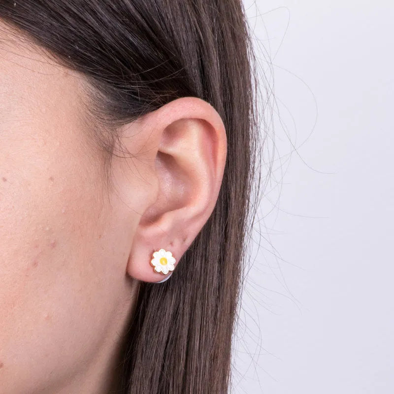 Metal earrings with daisy