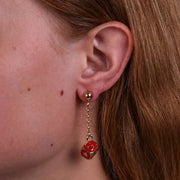 Orecchini in Metallo con dado rosso pendente
