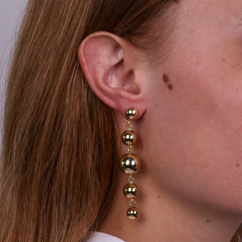 Metal earrings with shiny pearls