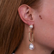 Orecchini in Metallo con catena e perla bianca