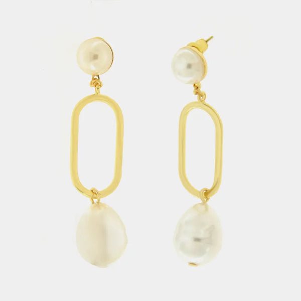 Metal earrings with chain and white pearl