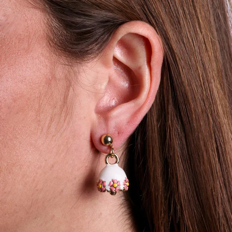 Orecchini in Metallo con campanella bianca e fiori