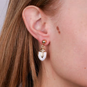 Orecchini in Metallo con pumo bianco e placcatura oro