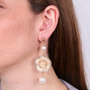 Orecchini in Metallo con fiore prendente e perla bianca