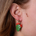 Orecchini in Metallo con fico d'india pendente, impreziosito da smalto verde e punte di smalto rosso - BYSIMON gioielli