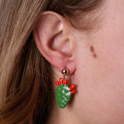 Orecchini in Metallo con fico d'india pendente, impreziosito da smalto verde e punte di smalto rosso