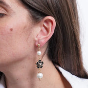 Orecchini in Metallo pendenti con pietre bianche e fiori smaltati neri