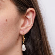 Orecchini in Metallo perla barocca e charm satinato placcato oro