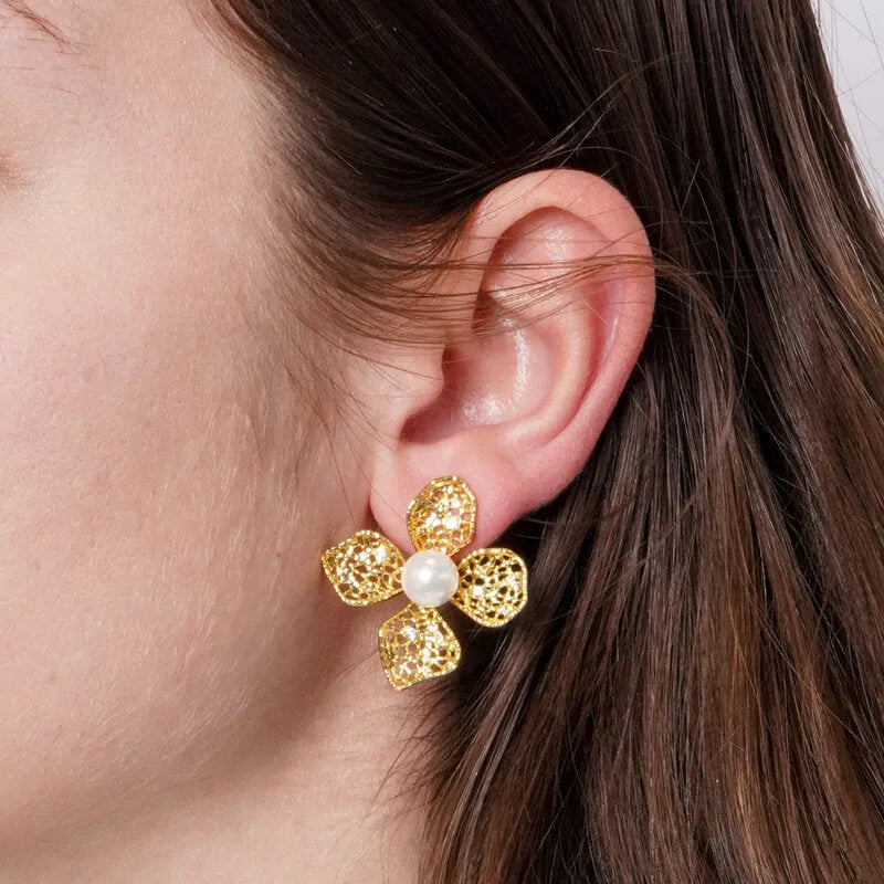 Orecchini in Metallo donna con sfera satinata centrale e petali ricamati impreziositi da cristalli incastonati