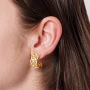 Orecchini in Metallo donna a semicerchio con trama floreale, cristalli bianchi e sfere satinate