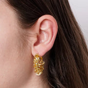 Orecchini in Metallo a cerchio donna dorati con elementi rettangolari sovrapposti effetto molla e cristalli luminosi trasparenti incastonati