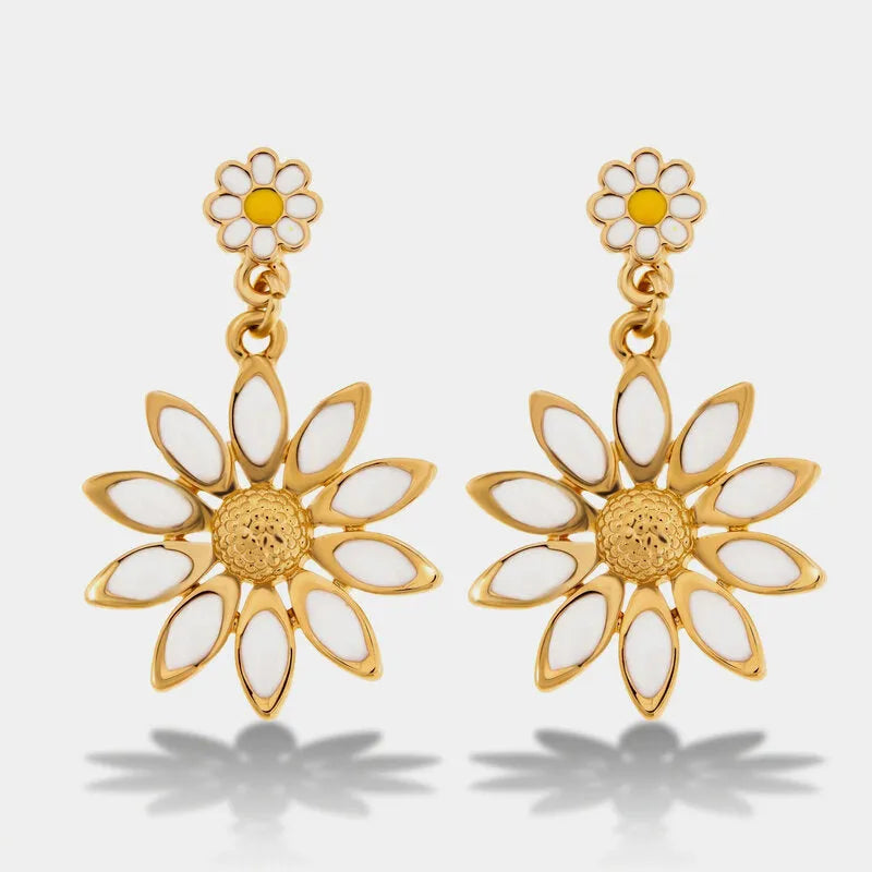 Orecchini in Metallo margherita dorata petali smaltati bianco latte elegante Capri