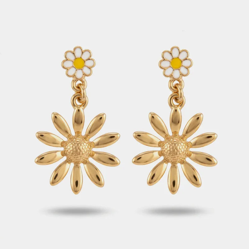 Orecchini in Metallo margherita dorata petali lucidi centro traforato elegante Capri