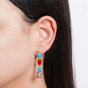 Orecchini in Metallo con pietre azzurre e rosse e fiore rosa pendente