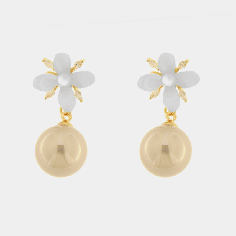 Orecchini in Metallo fiori bianchi e perle sintetiche cipria