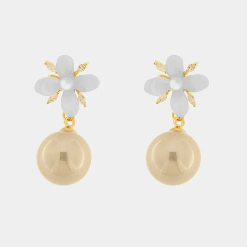 Orecchini in Metallo fiori bianchi e perle sintetiche cipria
