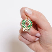 Ciondolo in Metallo Bomboniera laurea 2026 a forma di corona d'alloro verde in metallo placcato.