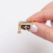 Ciondolo in Metallo Charm tocco laureato 2026 in metallo placcato oro con smalto nero