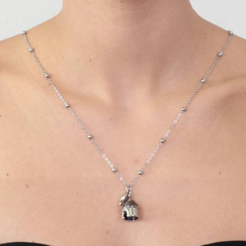 Collana in Metallo con trullo pugliese pendente impreziosito da smalti colorati