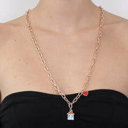 Collana in Metallo a catena lunga, con ciondolo casa pendente impreziosito da smalti colorati