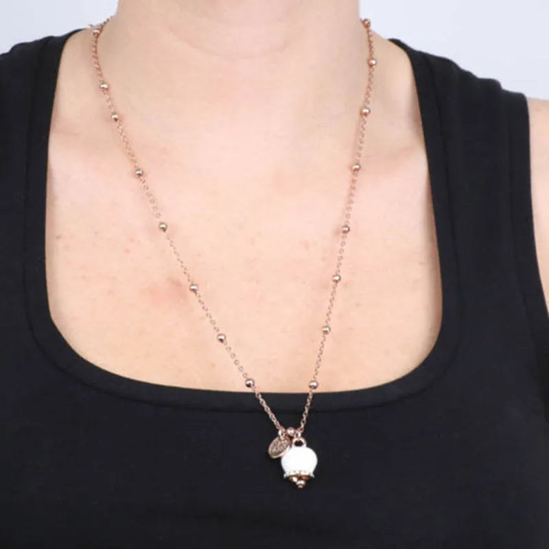 Collana in Metallo con campanella portafortuna pendente, impreziosita da smalto bianco e cristalli - BYSIMON gioielli