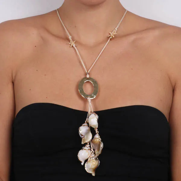Collana in Metallo  lunga con corda e conchiglie pendenti e grande anello dorato centrale