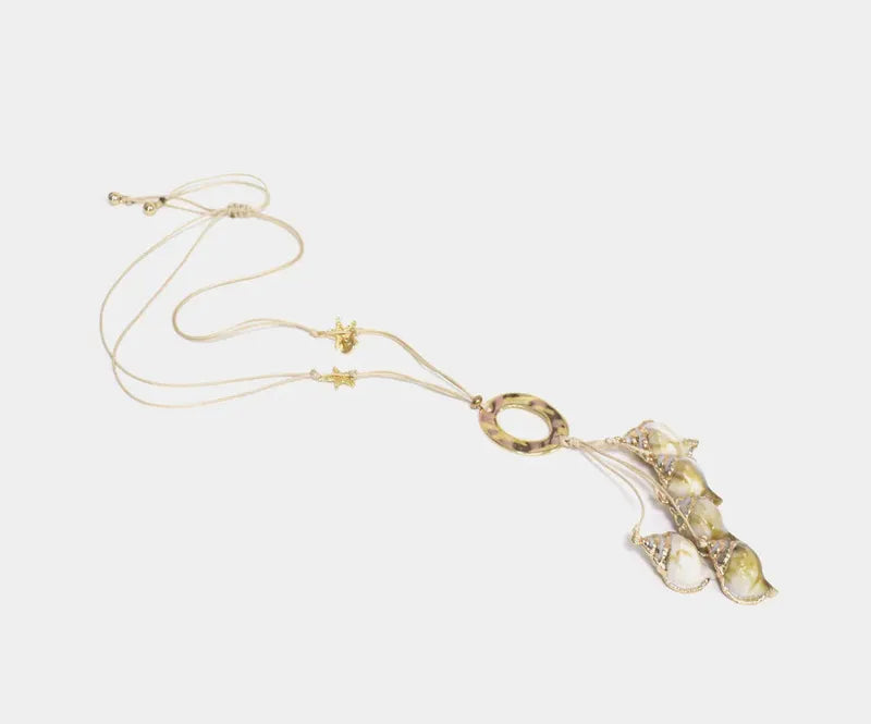 Collana in Metallo  lunga con corda e conchiglie pendenti e grande anello dorato centrale