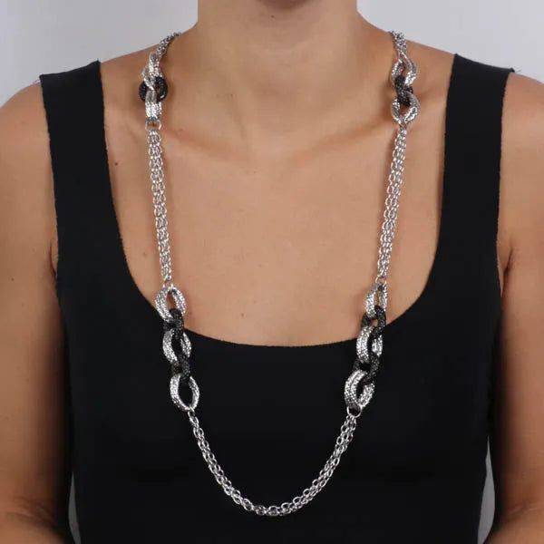 Collana in Metallo a catena multifilo lunga, impreziosita da anelli a lavorazione martellata smaltati neri