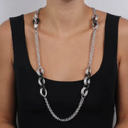 Collana in Metallo a catena multifilo lunga, impreziosita da anelli a lavorazione martellata smaltati neri