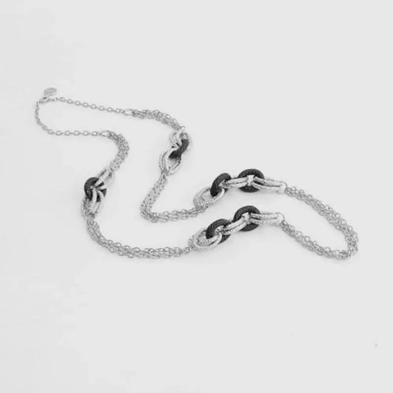 Collana in Metallo a catena multifilo lunga, impreziosita da anelli a lavorazione martellata smaltati neri