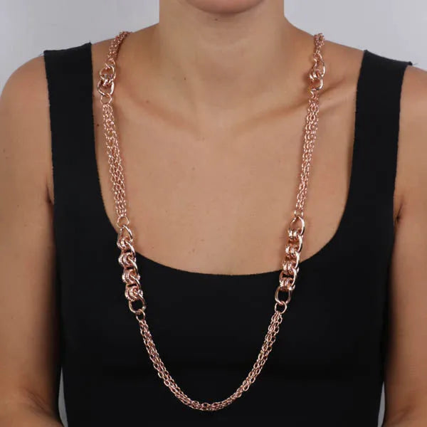 Collana in Metallo  a catena lunga multifilo impreziosita da anelli intrecciati a lavorazione martellata